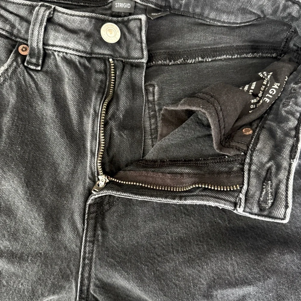 American Eagle 🦅 Strigid black distressed straight leg jeans size 4